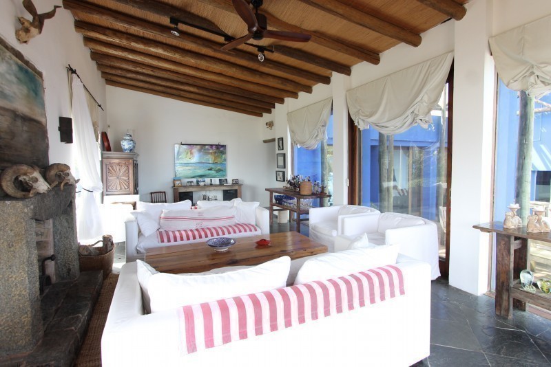 Líndisima casa sobre el mar.
