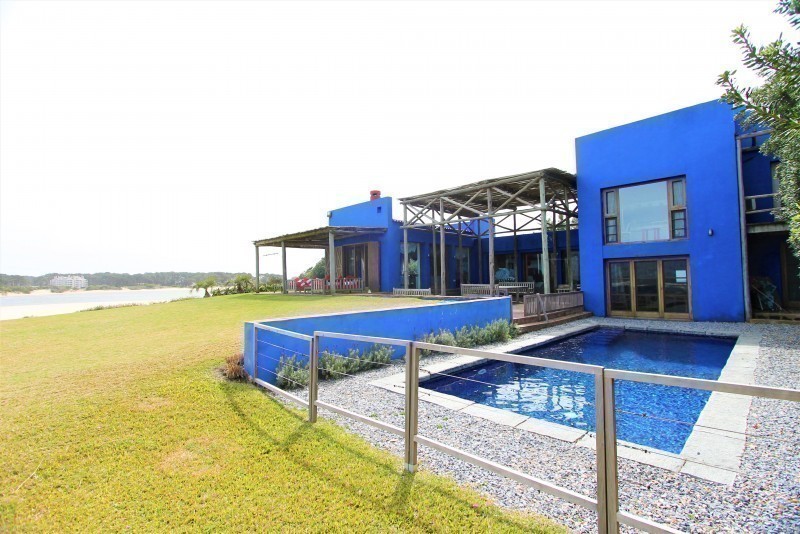Líndisima casa sobre el mar.