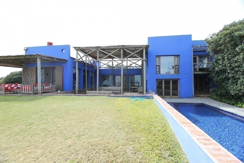 Líndisima casa sobre el mar.