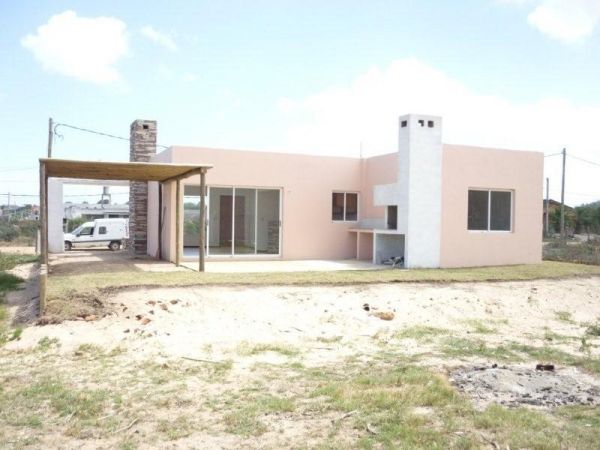 Preciosa casa a estrenar de estilo minimalista.