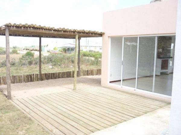 Preciosa casa a estrenar de estilo minimalista.