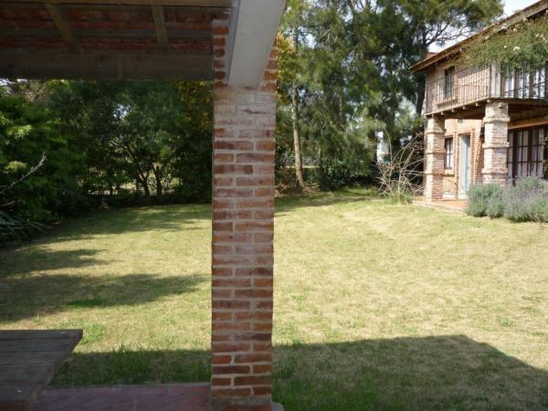 Chalet en alquiler de líneas clásicas en La Barra.