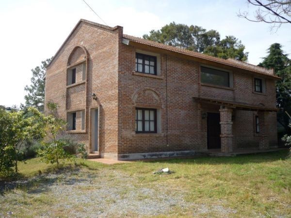 Chalet en alquiler de líneas clásicas en La Barra.