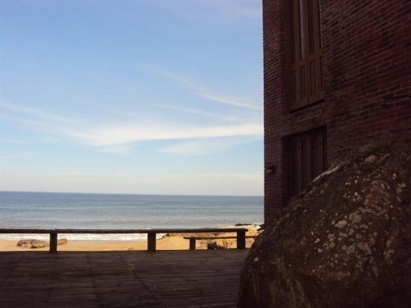 Casa en alquiler sobre la playa en lo mejor de Punta Piedras, La Barra.