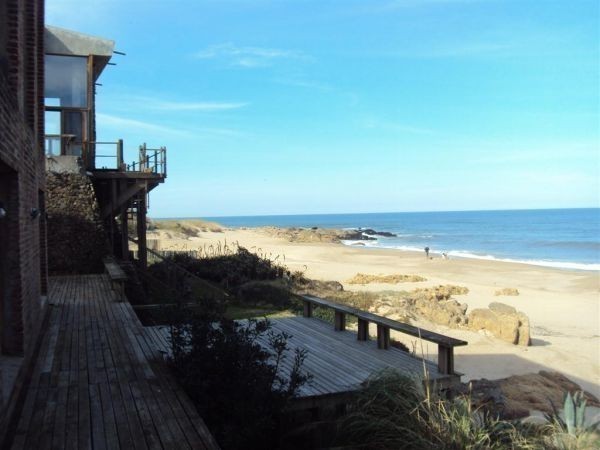 Casa en alquiler sobre la playa en lo mejor de Punta Piedras, La Barra.