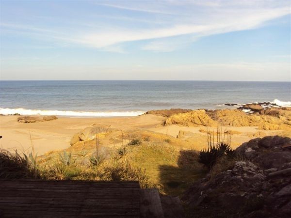 Casa en alquiler sobre la playa en lo mejor de Punta Piedras, La Barra.