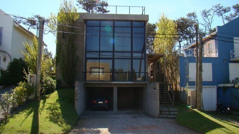 Casa moderna en alquiler en La Barra.