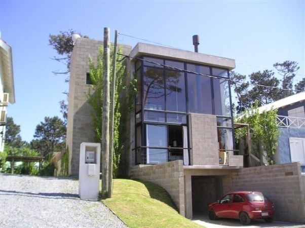 Casa moderna en alquiler en La Barra.