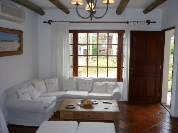 Casa en alquiler de 3 dormitorios en Montoya, La Barra cerquita del agua.