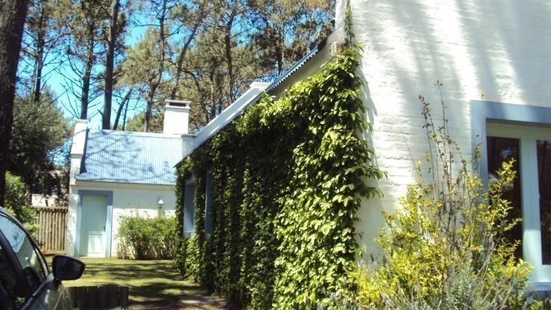 Chalet en alquiler de líneas clásicas en el barrio privado Laguna Blanca, La Barra.