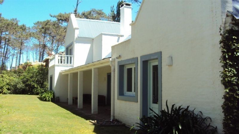 Chalet en alquiler de líneas clásicas en el barrio privado Laguna Blanca, La Barra.