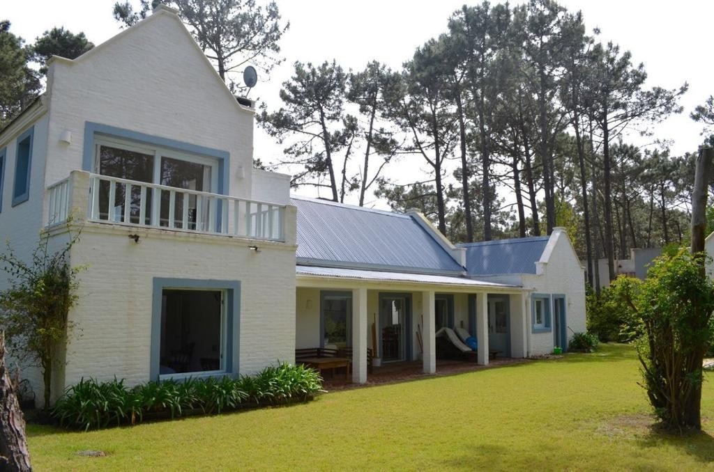 Chalet en alquiler de líneas clásicas en el barrio privado Laguna Blanca, La Barra.