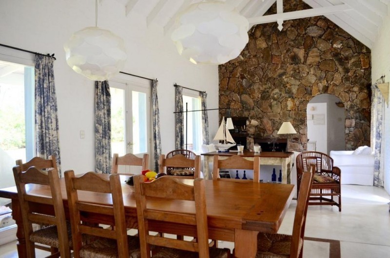 Chalet en alquiler de líneas clásicas en el barrio privado Laguna Blanca, La Barra.