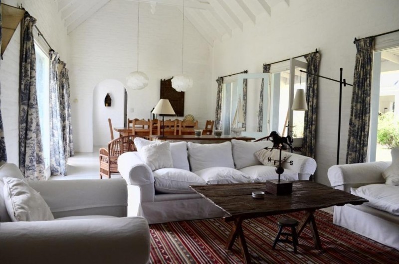 Chalet en alquiler de líneas clásicas en el barrio privado Laguna Blanca, La Barra.