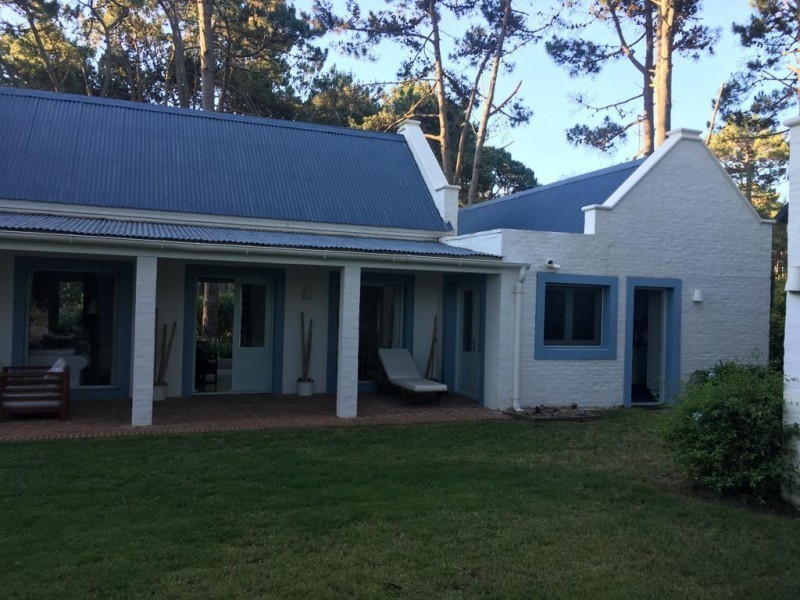 Chalet en alquiler de líneas clásicas en el barrio privado Laguna Blanca, La Barra.