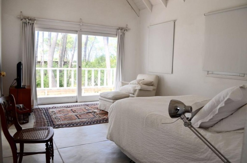 Chalet en alquiler de líneas clásicas en el barrio privado Laguna Blanca, La Barra.