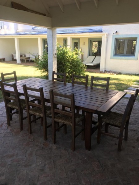 Chalet en alquiler de líneas clásicas en el barrio privado Laguna Blanca, La Barra.