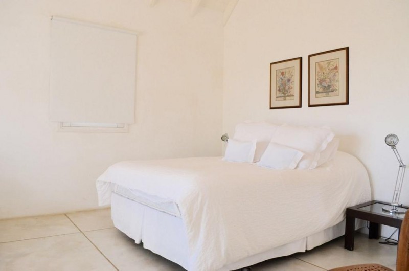 Chalet en alquiler de líneas clásicas en el barrio privado Laguna Blanca, La Barra.