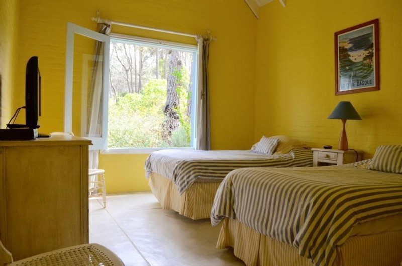 Chalet en alquiler de líneas clásicas en el barrio privado Laguna Blanca, La Barra.