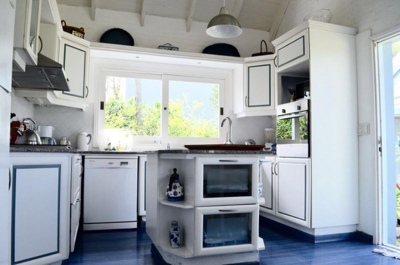 Chalet en alquiler de líneas clásicas en el barrio privado Laguna Blanca, La Barra.