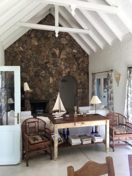 Chalet en alquiler de líneas clásicas en el barrio privado Laguna Blanca, La Barra.