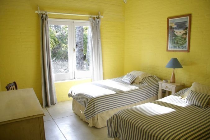 Chalet en alquiler de líneas clásicas en el barrio privado Laguna Blanca, La Barra.