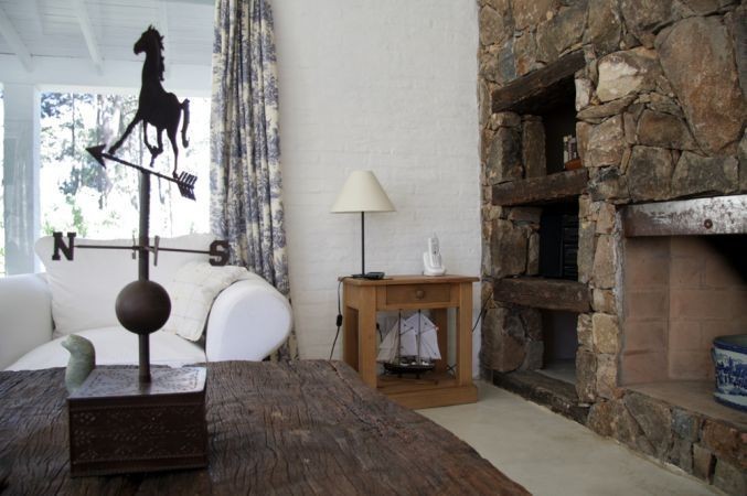 Chalet en alquiler de líneas clásicas en el barrio privado Laguna Blanca, La Barra.