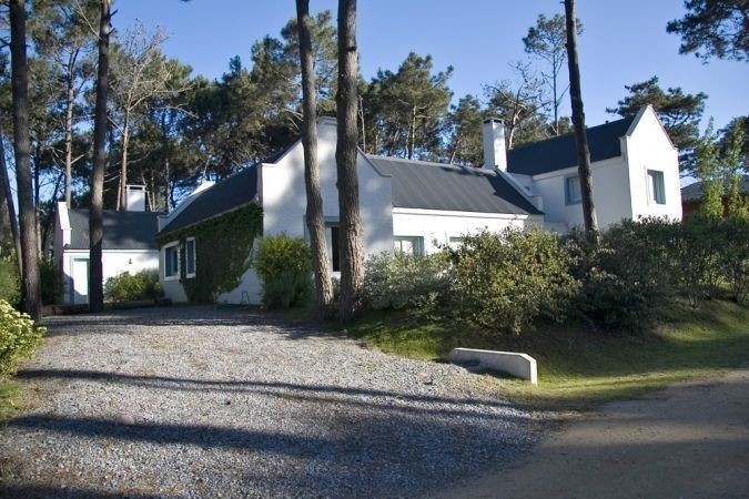 Chalet en alquiler de líneas clásicas en el barrio privado Laguna Blanca, La Barra.