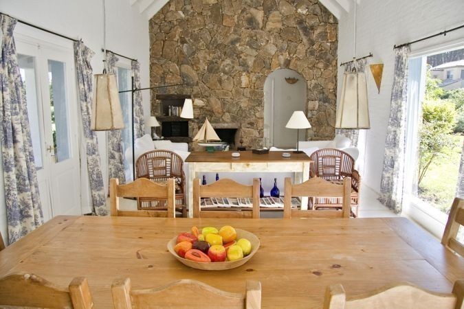 Chalet en alquiler de líneas clásicas en el barrio privado Laguna Blanca, La Barra.