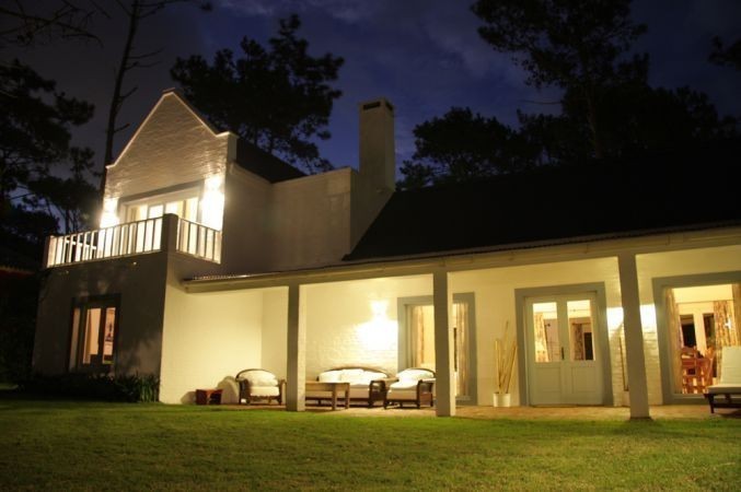 Chalet en alquiler de líneas clásicas en el barrio privado Laguna Blanca, La Barra.