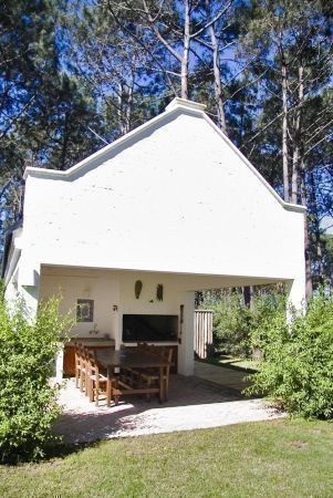 Chalet en alquiler de líneas clásicas en el barrio privado Laguna Blanca, La Barra.