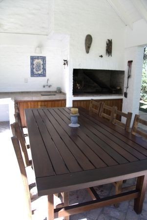 Chalet en alquiler de líneas clásicas en el barrio privado Laguna Blanca, La Barra.