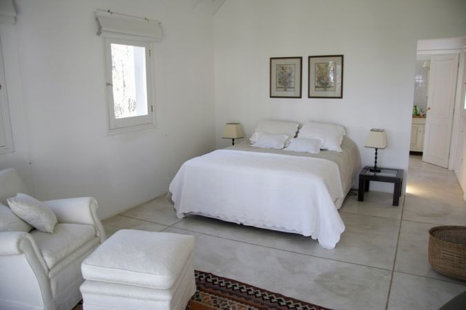 Chalet en alquiler de líneas clásicas en el barrio privado Laguna Blanca, La Barra.