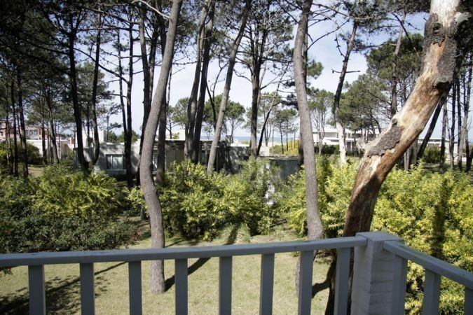 Chalet en alquiler de líneas clásicas en el barrio privado Laguna Blanca, La Barra.