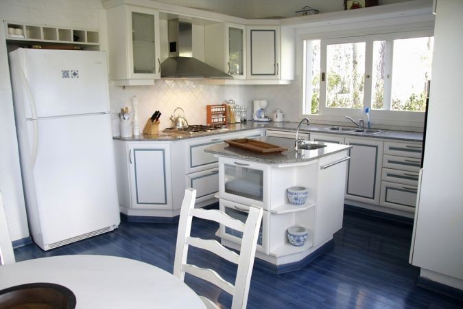 Chalet en alquiler de líneas clásicas en el barrio privado Laguna Blanca, La Barra.