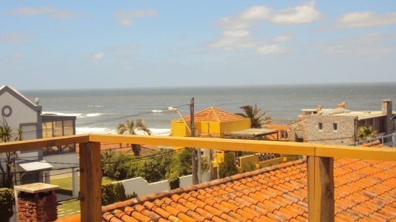 Casa en alquiler y venta bien ubicada en el centro de la Barra .