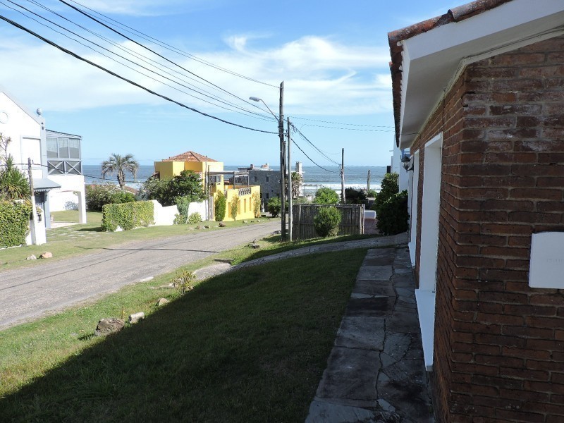 Casa en alquiler y venta bien ubicada en el centro de la Barra .