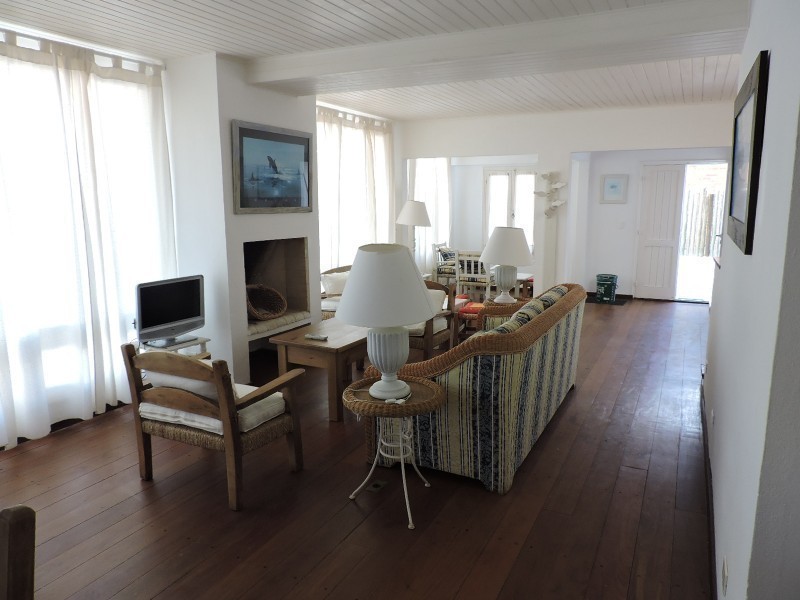 Casa en alquiler y venta bien ubicada en el centro de la Barra .