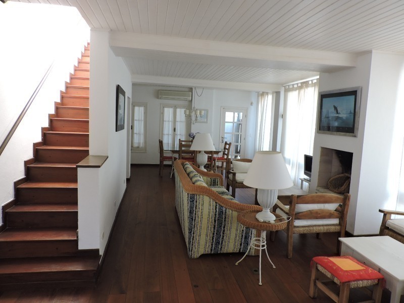 Casa en alquiler y venta bien ubicada en el centro de la Barra .