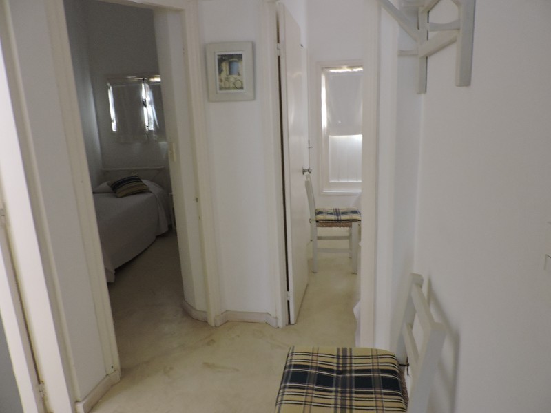 Casa en alquiler y venta bien ubicada en el centro de la Barra .