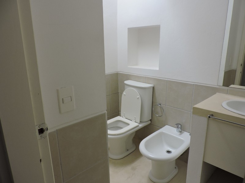 Casa en alquiler y venta bien ubicada en el centro de la Barra .