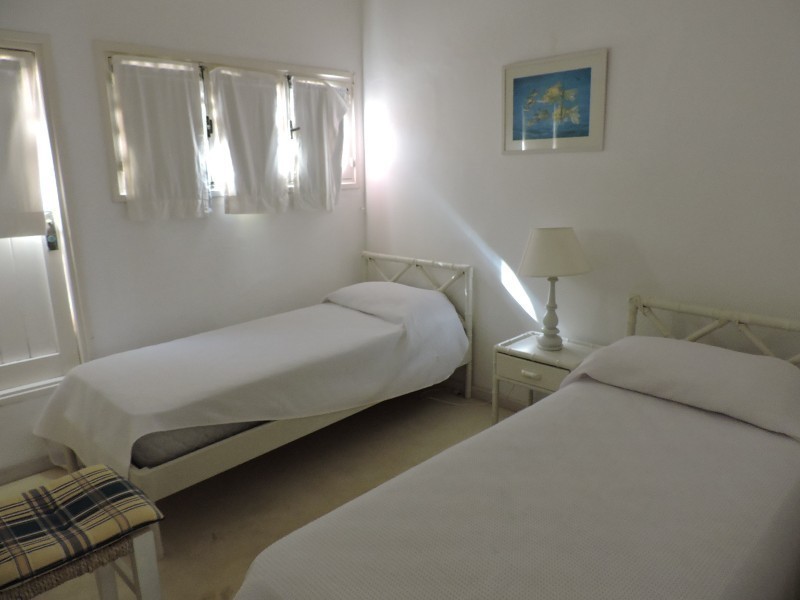 Casa en alquiler y venta bien ubicada en el centro de la Barra .