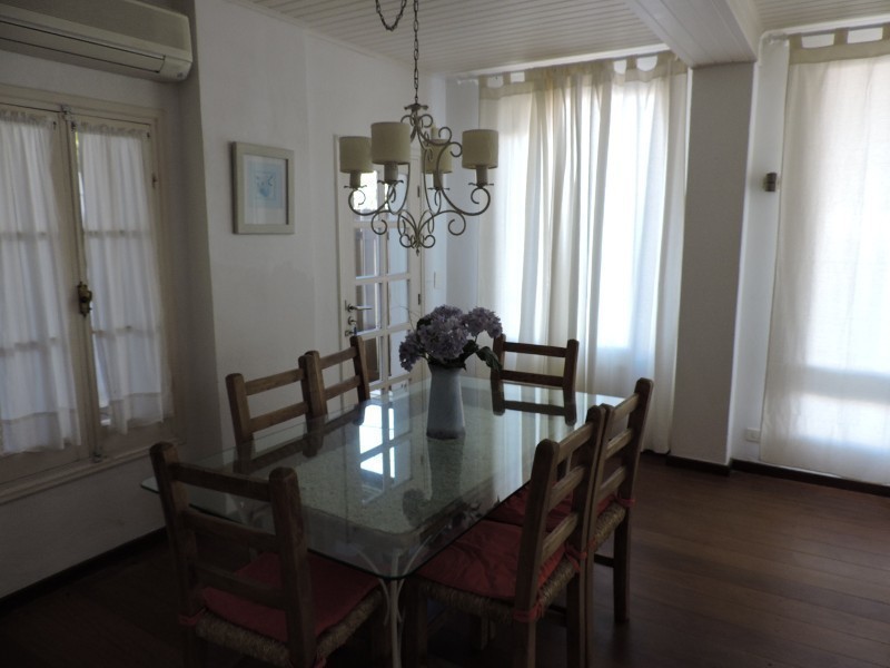 Casa en alquiler y venta bien ubicada en el centro de la Barra .