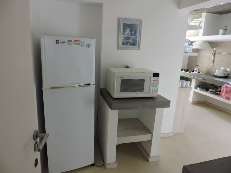 Casa en alquiler y venta bien ubicada en el centro de la Barra .