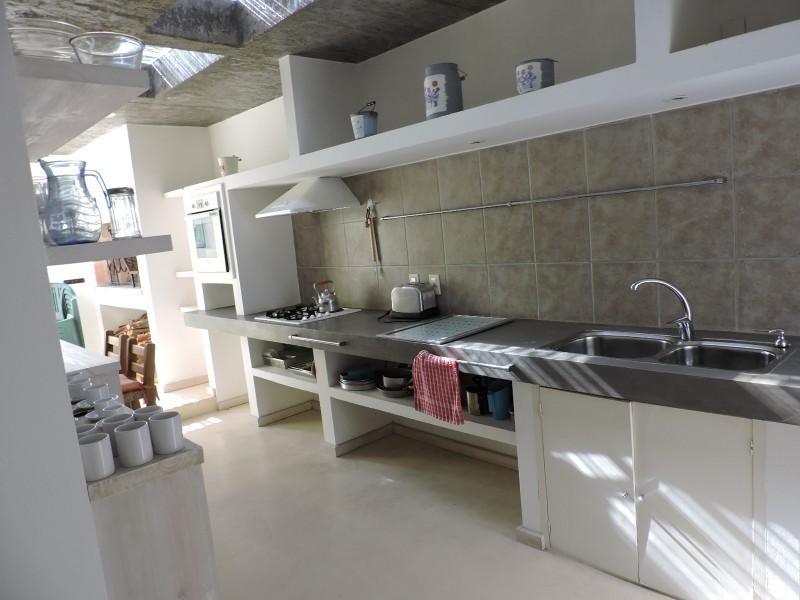 Casa en alquiler y venta bien ubicada en el centro de la Barra .