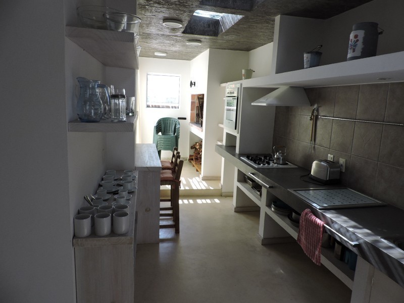 Casa en alquiler y venta bien ubicada en el centro de la Barra .