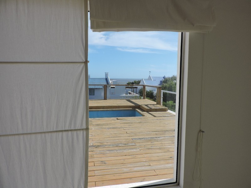 Casa en alquiler y venta bien ubicada en el centro de la Barra .