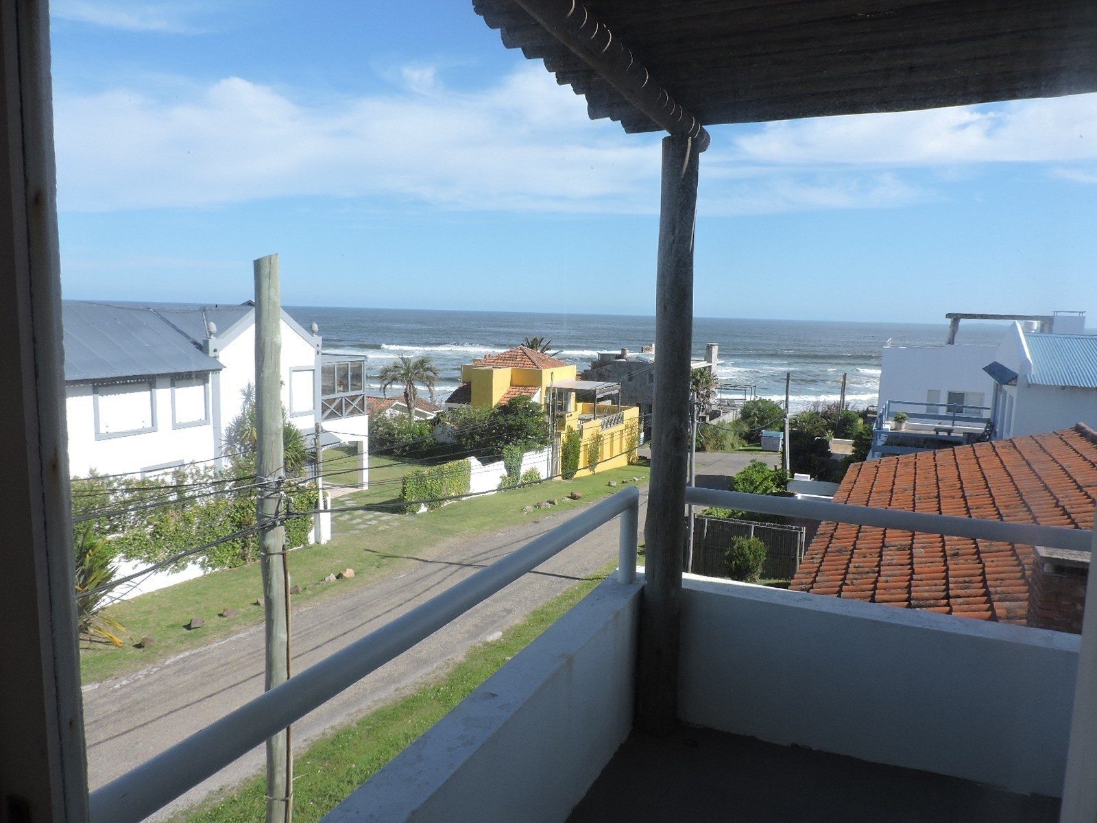 Casa en alquiler y venta bien ubicada en el centro de la Barra .
