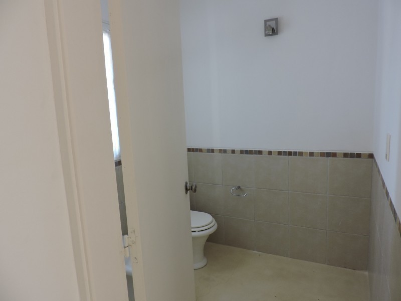 Casa en alquiler y venta bien ubicada en el centro de la Barra .