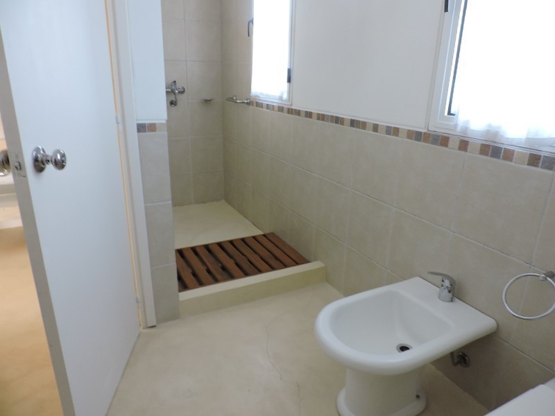 Casa en alquiler y venta bien ubicada en el centro de la Barra .